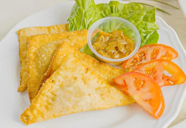 Pâtisserie salée fourrée de poisson marine.