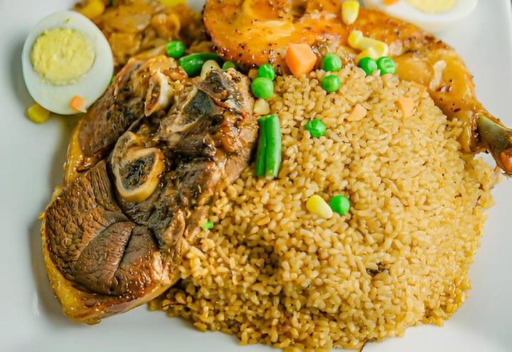 Un accompagnement de riz jollof traditionnel.
