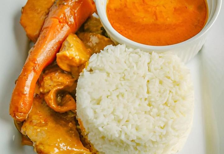 Sauce à la pâte d'arachide servie avec du bœuf et des légumes servis avec du riz blanc.