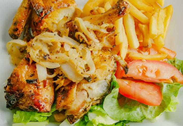 Poulet entier mariné et grillé fini au four avec accompagnement au choix.