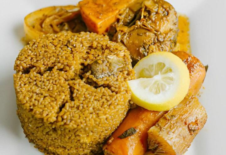 Riz gras servi avec poisson et légumes.