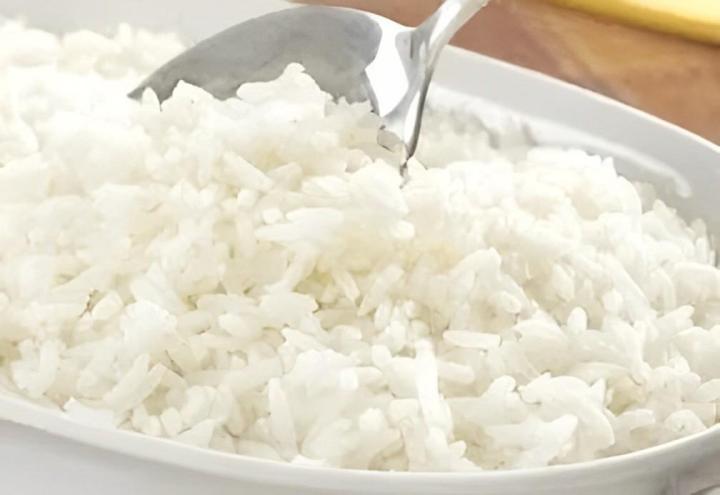 Riz blanc fraîchement cuit.