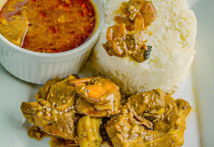 Sauce gombo à l'agneau et aux crevettes servie avec du riz blanc.