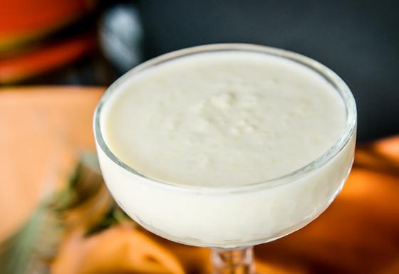 Couscous de mil accompagné de yaourt infusé à la vanille.